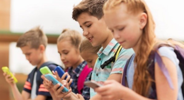Viedoklis: Vai pirmklasniekam vajadzīgs arī pirmais mobilais telefons?