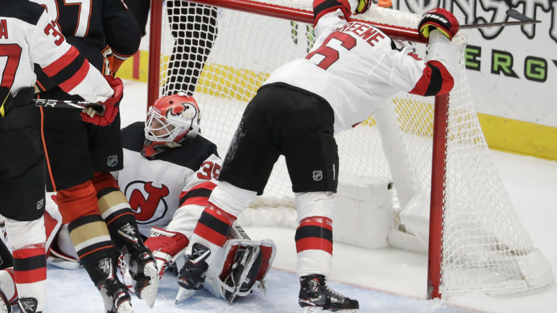 "Devils" NHL spēlē iemet trīs ripas savos vārtos