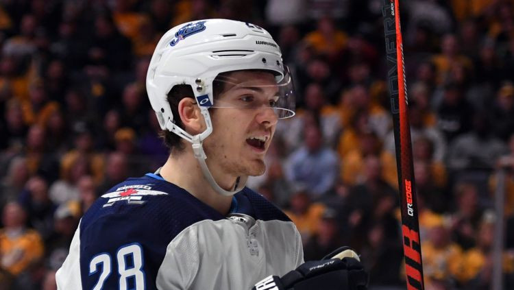 "Jets" uzbrucējs Roslovičs atzīts par NHL nedēļas spožāko zvaigzni