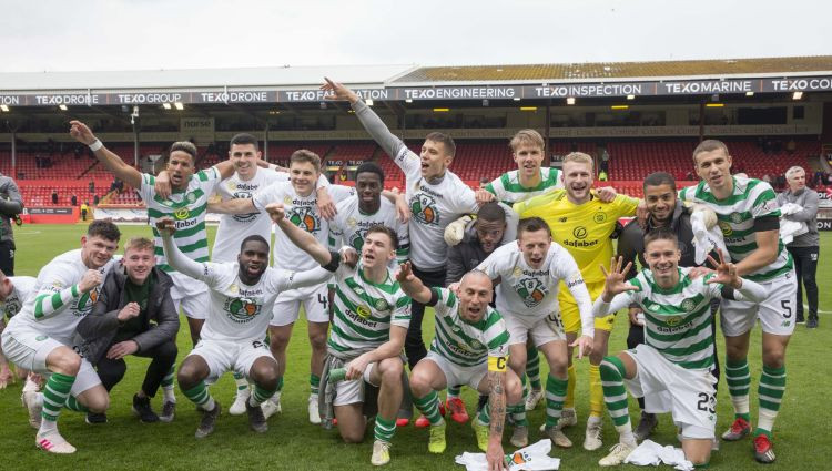 Glāzgovas "Celtic" astoto gadu pēc kārtas tiek kronēta par Skotijas čempioni futbolā