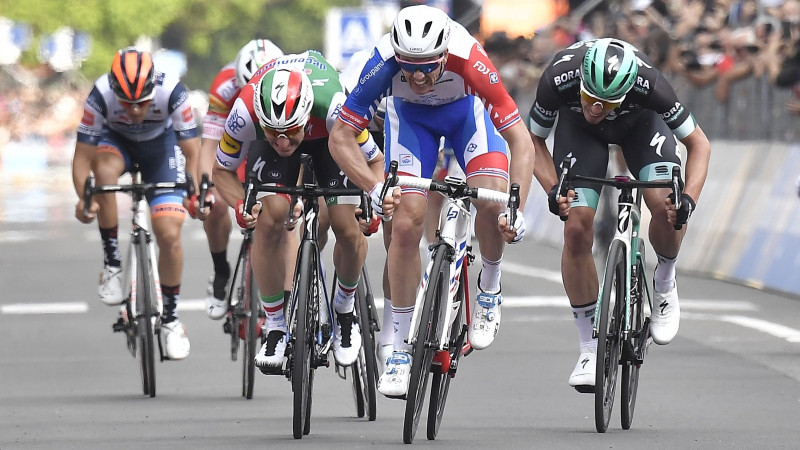 Neilands kopā ar favorītiem krīt pēdējā kilometrā "Giro d'Italia" desmitajā posmā