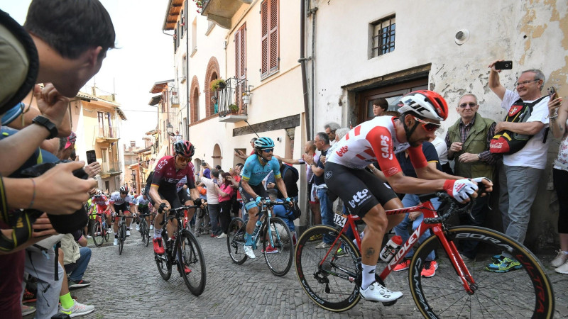 Neilands apaukstējies, "Giro d'Italia" 15. posmā uzvar itāliešu 215 kilometru garš atrāviens