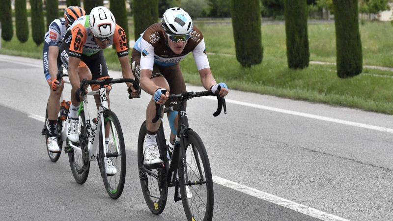 "Giro d'Italia" fans apzināti pamet velosipēdu trases vidū, apdraudot braucējus