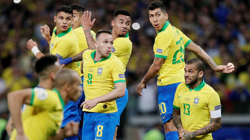 Brazīlija klasikā pārspēj Argentīnu un iekļūst "Copa America" finālā