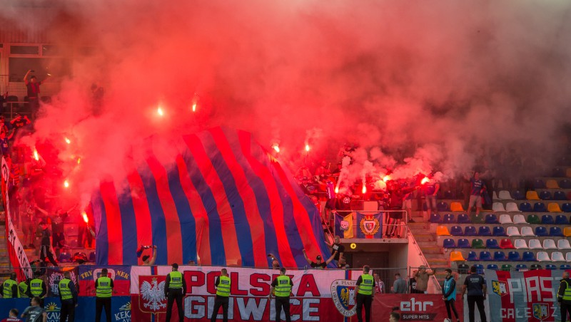 Vecrīgā pēc "Riga" uzvaras pār "Piast" aiztur trīs poļu fanus (+video)