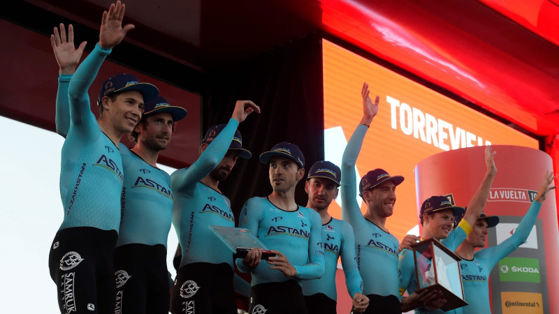 "Vuelta a Espana" 1. posmā favorītkomanda apkaunojoši krīt, uzvaru izcīna "Astana"