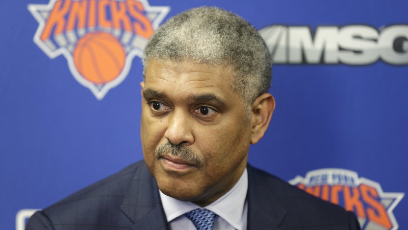 Ņujorkas "Knicks" atlaiž Milzu un lenc NBA čempiones "Raptors" prezidentu