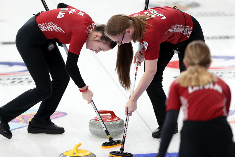 Spraigā cīņā juniores pasaules kērlinga čempionātā zaudē Krievijai