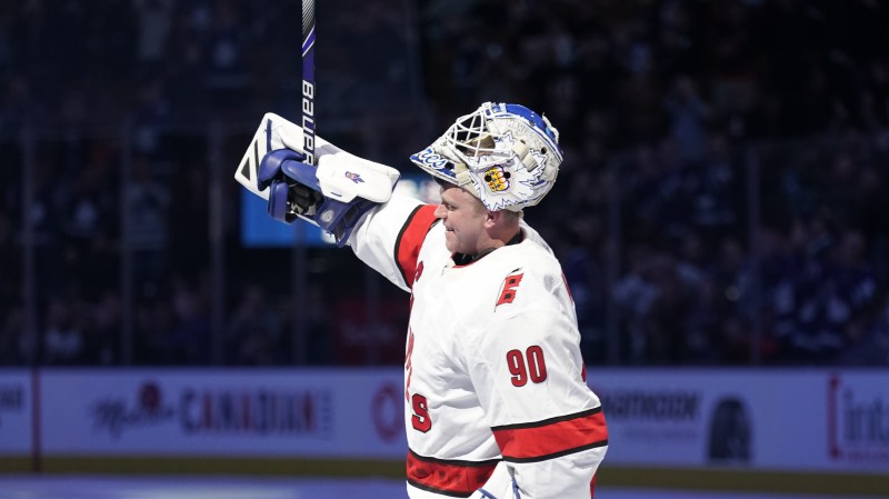 Fantastika NHL: ledus tīrāmās mašīnas vadītājs stājas vārtos un uzvar "Maple Leafs"