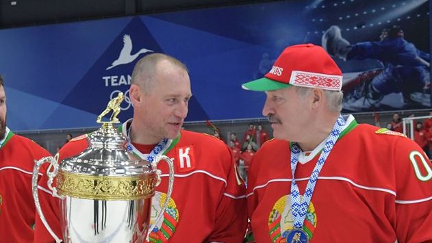 Lukašenko komandas hokejistam konstatē koronavīrusu, prezidents neizolēsies