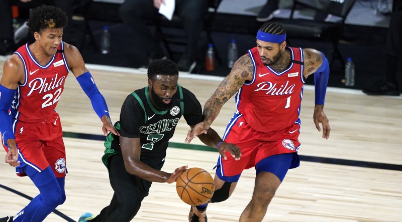 Favorītiem četras uzvaras no četrām: Brauns pēdējā ceturtdaļā iedvesmo "Celtics" izrāvienu