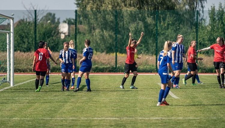 Sieviešu futbola līgās pēc sezonas pirmās puses vadībā RFS un Liepājas komandas