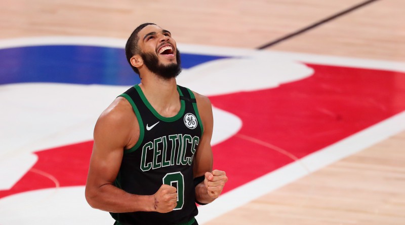 ''Celtics'' atspēlējas no -17 un atkārtoti pieveic ''Nets'', Teitumam double-double