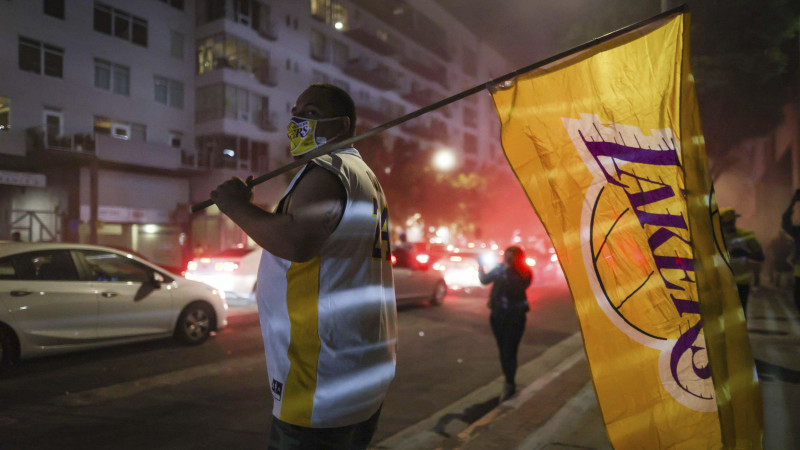 "Lakers" čempiones titula svinību laikā Losandželosā arestēti 76 cilvēki