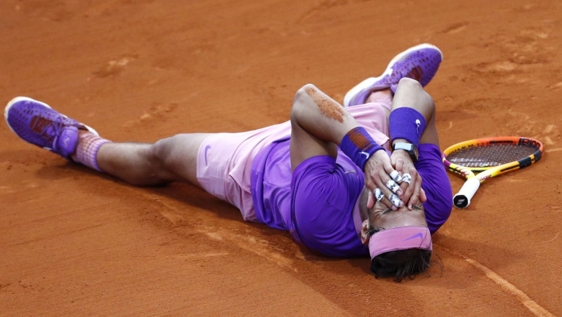 Nadals 3,5 stundas ilgā finālā atspēlē mačbumbu un 12. reizi uzvar Barselonā