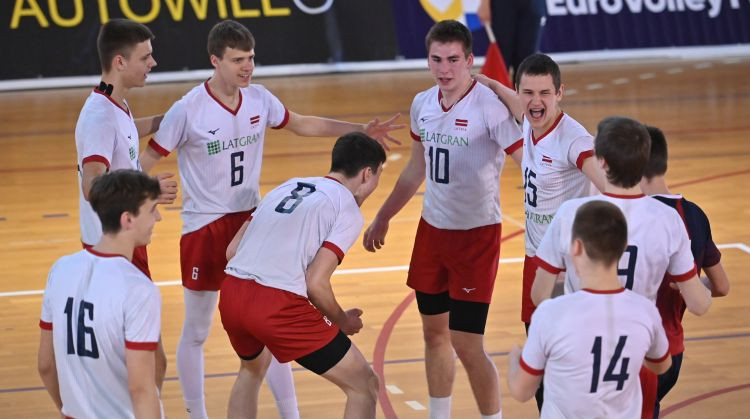 Latvijas U17 puišu izlase Eiropas čempionātā debitē ar piecu setu uzvaru
