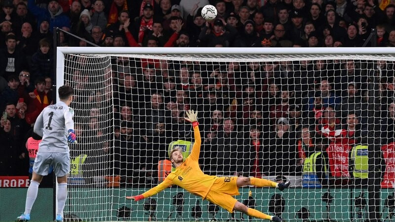 Kepa netrāpa pendeli, ''Liverpool'' pēc desmit gadu pārtraukuma triumfē Līgas kausā