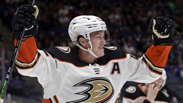 NHL līdere Kolorādo "Avalanche" maiņas darījumā iegūst "Ducks" kapteiņa palīgu