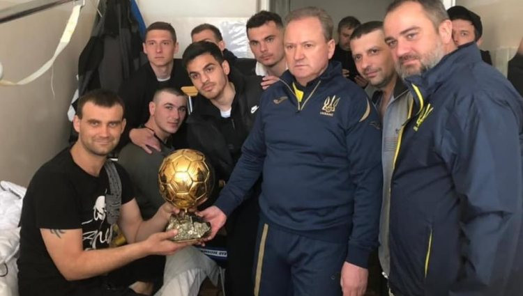 Zelta bumbas ieguvējs Belanovs pievienojies Ukrainas aizstāvjiem