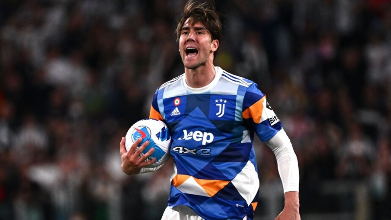 Vlahovičs kompensācijas laikā izrauj ''Juventus'' neizšķirtu pret Boloņu