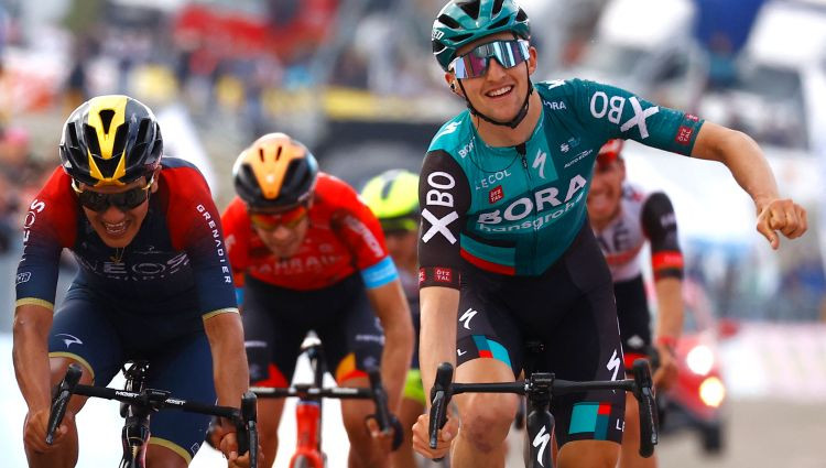 Spraigā cīņā Hindlijs uzvar devītajā ''Giro d'Italia'' posmā
