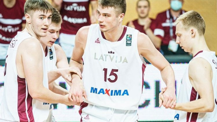 Latvijas U20 basketbolisti nervus kutinošā mačā atzīst minimālu igauņu pārākumu