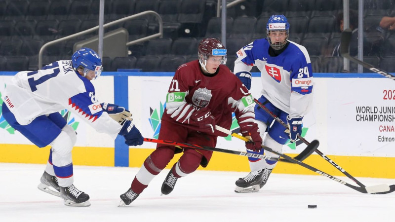 Latvijas U20 hokejistiem bullīšos sāpīga neveiksme pret Slovākiju