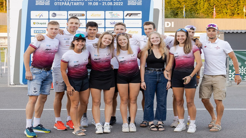 Latvijas rollerslēpotāji ar teicamu startu nopelna četras godalgas komandu sprintā
