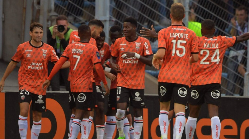 ''Ligue 1'' pārceltajā spēlē ''Lorient'' sagādā pirmo zaudējumu ''Lyon''