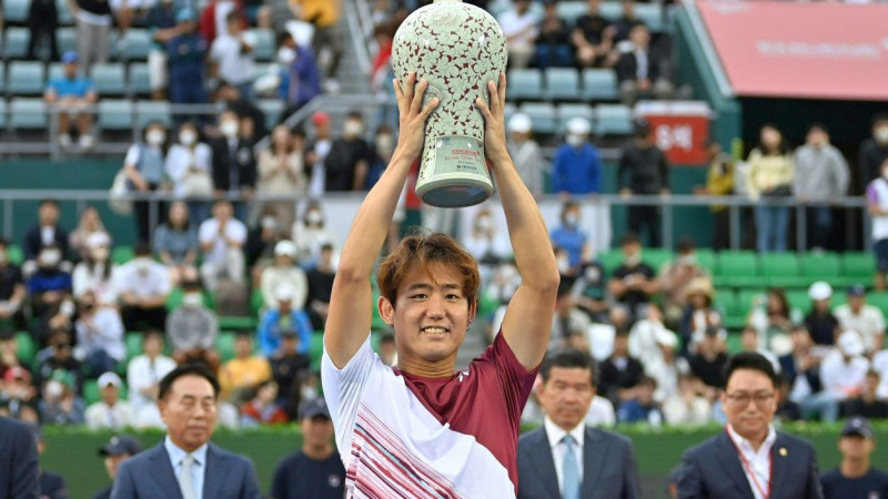 Šapovalovs uzvar vairāk izspēlēs, tomēr Seulas titulu izcīna japānis Nišioka