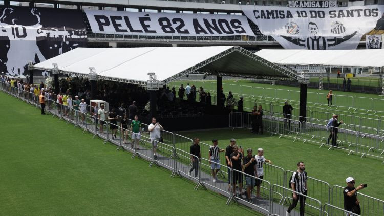 Futbola kluba "Santos" stadionā sākušās atvadas no mūžībā aizgājušā Pelē