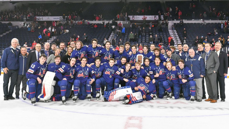 ASV U20 izlases hokejisti triumfē galvu reibinošā 15 vārtu cīņā par bronzu