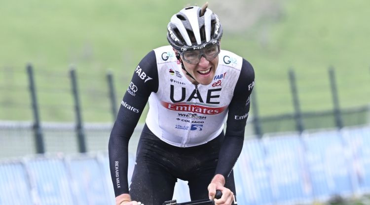 Pogačars individuālā brauciena kāpumā nostiprina vadību "Giro d'Italia" kopvērtējumā