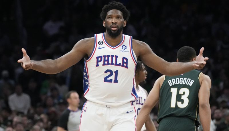 Embīdam un Maksijam kopā 63 punkti, "76ers" uzvar "Celtics" sērijas piektajā spēlē