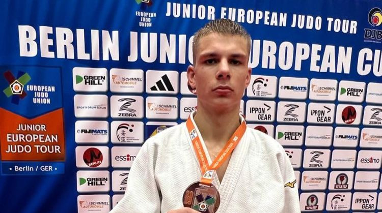 Džudisti Kalniņš un Duinovs izcīna bronzas medaļas Eiropas junioru kausa posmā