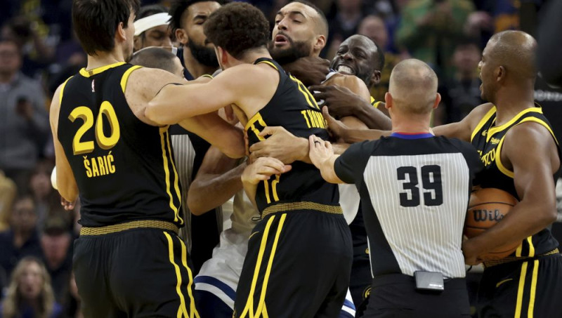 Par konflikta eskalēšanu NBA diskvalificē Dreimondu Grīnu uz piecām spēlēm