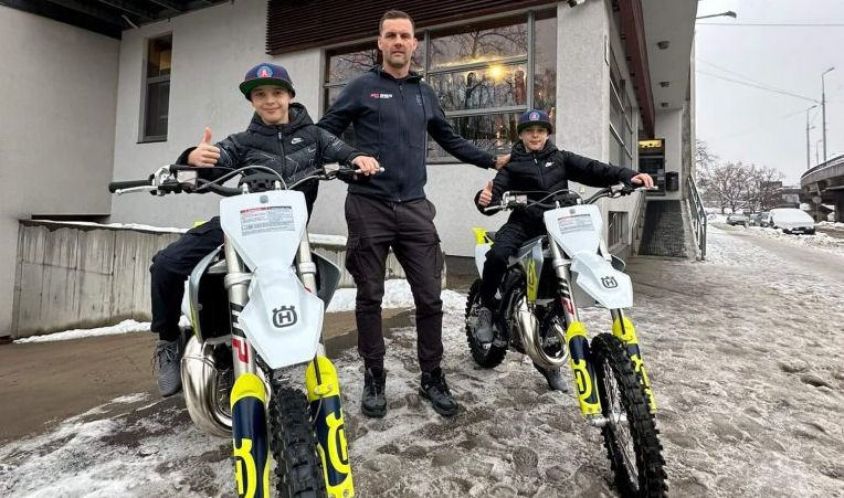 Desmit gadus vecie brāļi Cīruļi 2024. gada sezonā startēs ar ''Husqvarna'' rūpnīcas motocikliem