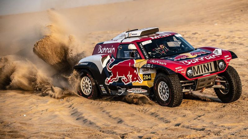 Dakaras uzvarētājs Sainss pēc "Audi" projekta slēgšanas nomaina komandu