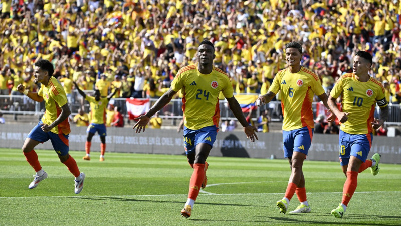 Kolumbijas futbolisti pirmajā puslaikā padara darbu pret Bolīviju