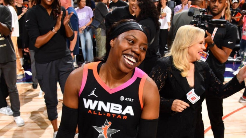 Arikes Ogunbovales 34 punkti palīdz WNBA komandai pārsteigt ASV izlasi