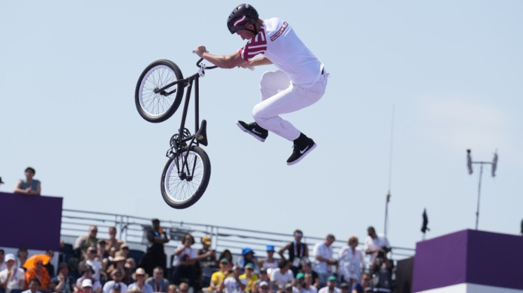 Debitants Zēbolds sasniedz olimpisko spēļu finālu BMX frīstailā