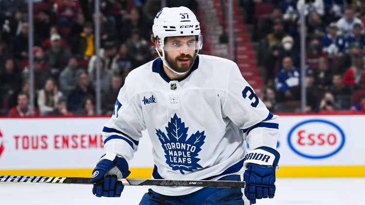 "Maple Leafs" sev nevajadzīgo aizsargu aizmaina uz NHL vājāko komandu