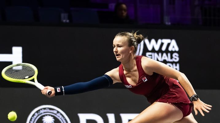 Krejčīkova triumfē WTA finālturnīra grupā, Švjonteka netiek tālāk