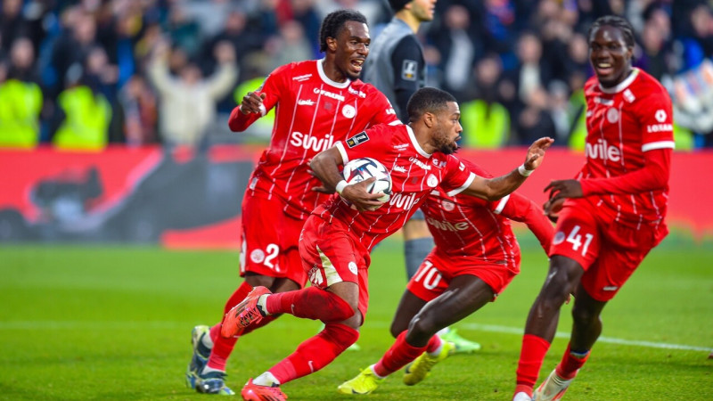 Lille pret pastarīti klūp kompensācijas laikos, Lakazetam hat-trick, PSG pārsvars palielinās