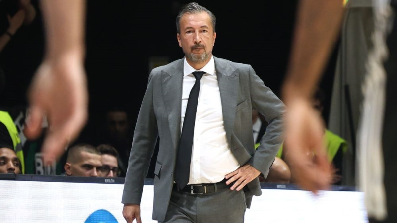 Banki debijā “Anadolu Efes” piekāpjas ASVEL, Šmitam piezīmju problēmas