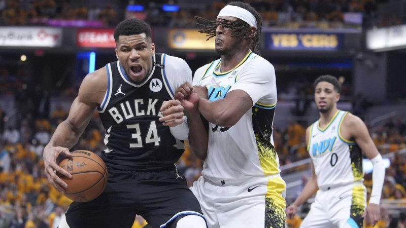 Ar Jaņņa centieniem nepietiek ″Bucks″ uzvarai ″play-off″ ievadā