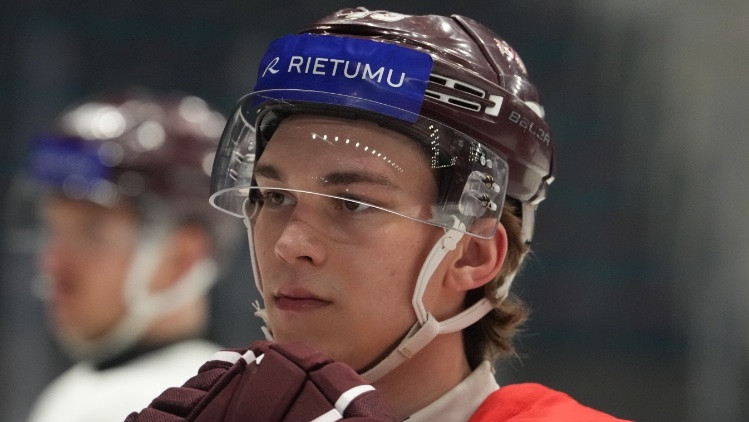 Latvijas izlases uzbrucējs Ravinskis nosūtīts uz Vankūveras "Canucks" fārmklubu