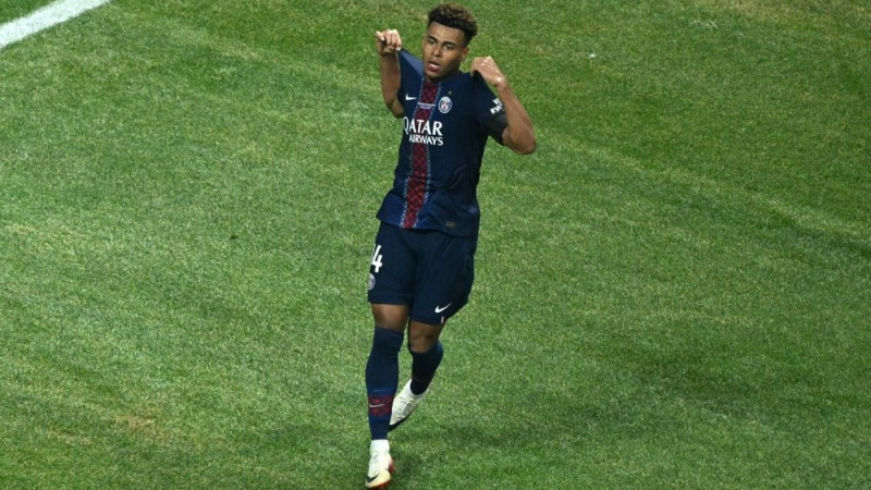 MMA uz zāliena? PSG asām cīņām bagātā spēlē pieveic "Bayern", Musialam smaga trauma