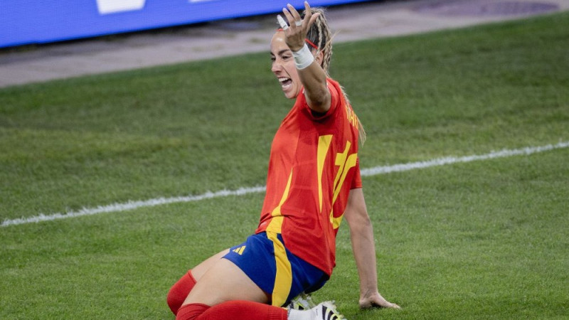 Spānijas futbolistes neiesit divas pendeles, bet sasniedz EČ pusfinālu