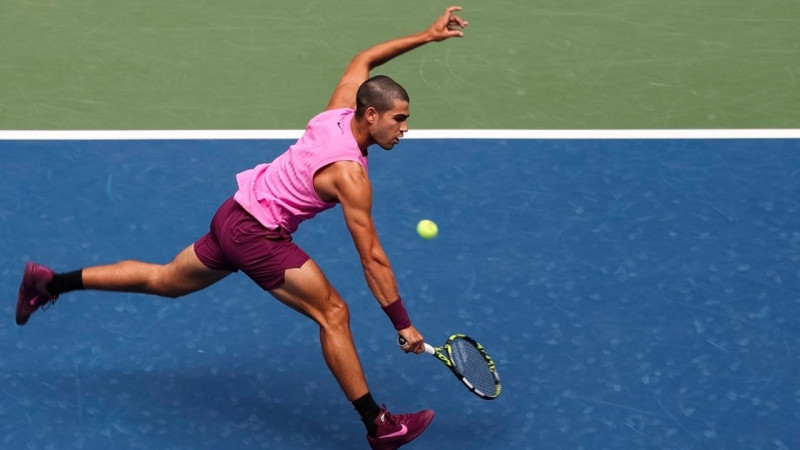 Alkarass iesoļo "US Open" 1/8 finālā, Šeltons izstājas savainojuma dēļ
